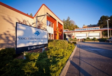 Đại diện trường Vancouver Island University tham dự ngày hội du học Canada
